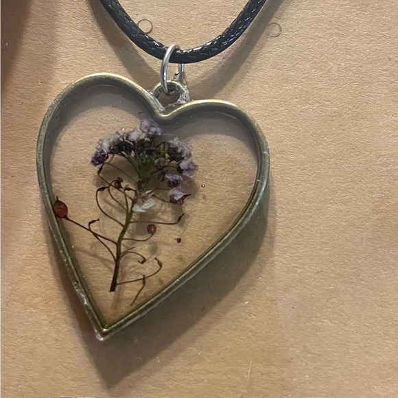 Handmade resin jewelry. Customizable. Any color. Lightweight. - Picture 10 of 16